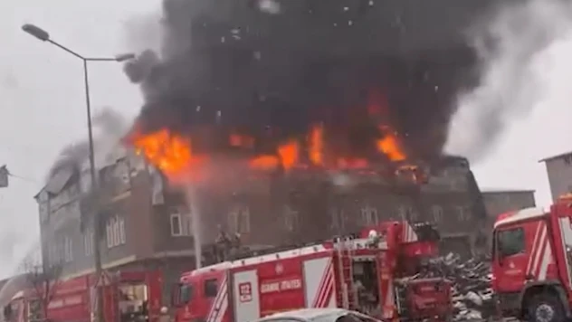 Tuzla'da fabrikada yangın, itfaiye ekipleri olay yerinde