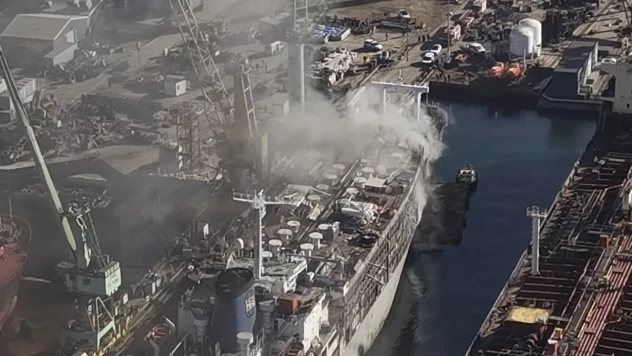Tuzla'da tersanede gemide yangın çıktı