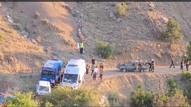 Uçuruma yuvarlanan otomobildeki 1 kişi öldü, 7 kişi yaralandı