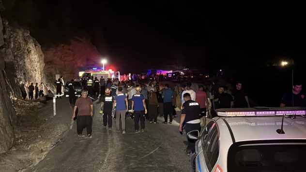 Uçuruma yuvarlanan otomobildeki 1'i çocuk 5 kişi öldü