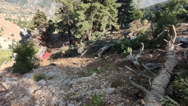 Uçuruma yuvarlanan otomobildeki 2 kişi feci şekilde can verdi