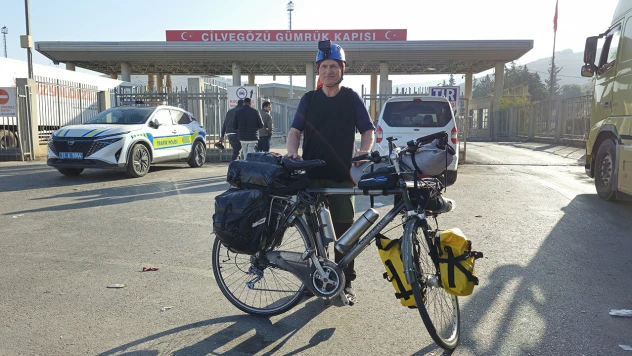 Umreye gitmek için yola çıkan bisikletli 13 gündür pedal çeviriyor