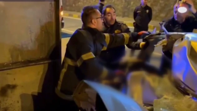 Üst geçidin direğine çarpan otomobildeki 2 kişi öldü