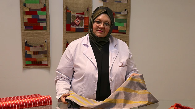 Usta öğretici Feray Terlemez, Saray kumaşına atık gıdalarla renk veriyor