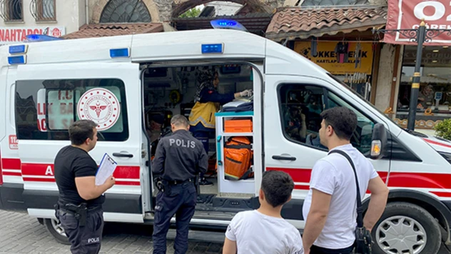 Uyuşturucu etkisindeki kadın, yoldan geçen bir kişiyi yaraladı