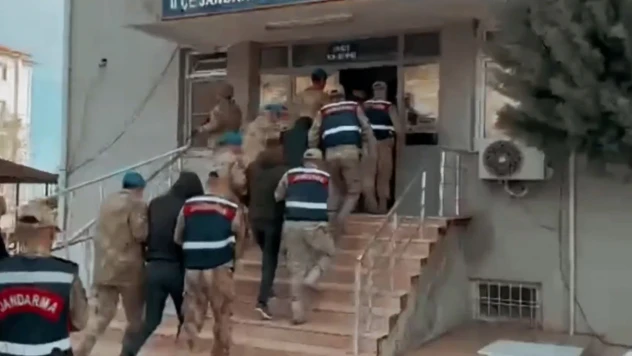 Uyuşturucu satıcısı 25 şüpheli yakalandı