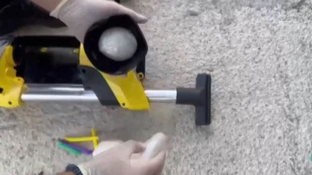 Uyuşturucuları süpürgeye sakladılar