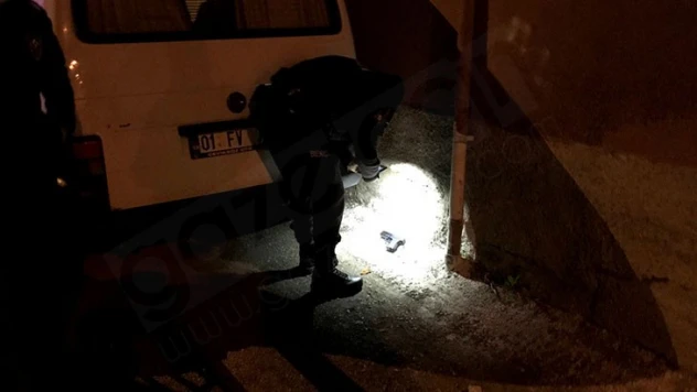 Üzerindeki silahı saklamaya çalıştığı ileri sürülen 3 zanlı gözaltına alındı