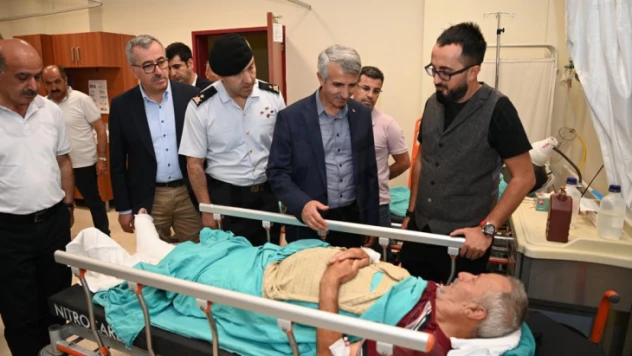 Vali Ünlüer, feci kazanın yaşandığı olay yerinde