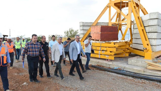 Vali Ünlüer, Kahramanmaraş'ta inşası devam eden konutları inceledi