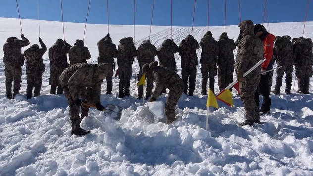 Van polisine çığ eğitimleri veriliyor