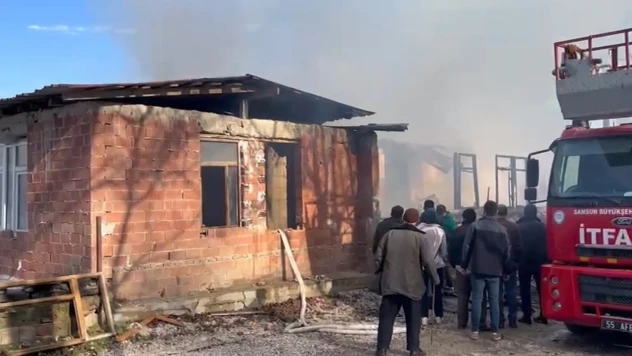 Vezirköprü'de korkunç yangın! Yatalak anne ve gelini can verdi