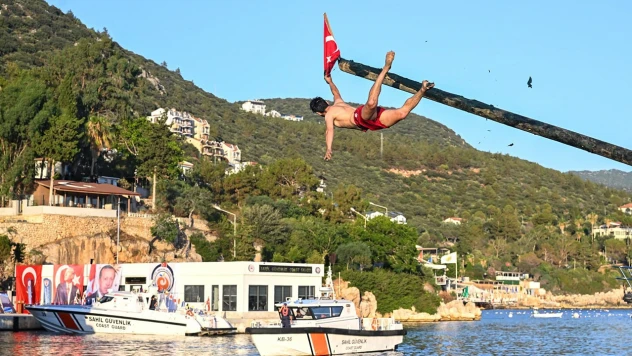 Yağlı direk bayrak yarışması renkli anlara sahne oldu