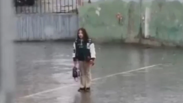 Yağmur altında İstiklal Marşı'nı okuyan öğrenci ödüllendirildi