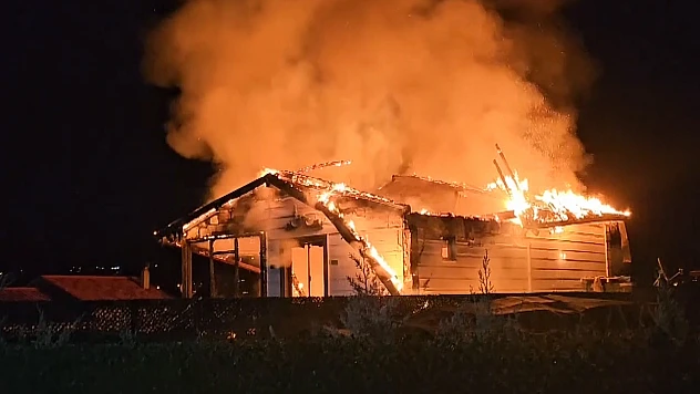 Yangın çıkan bağ evi küle döndü