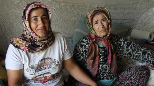 Yangında yatalak annesini kurtardı, tedavisi için biriktirdiği parayı kaybetti