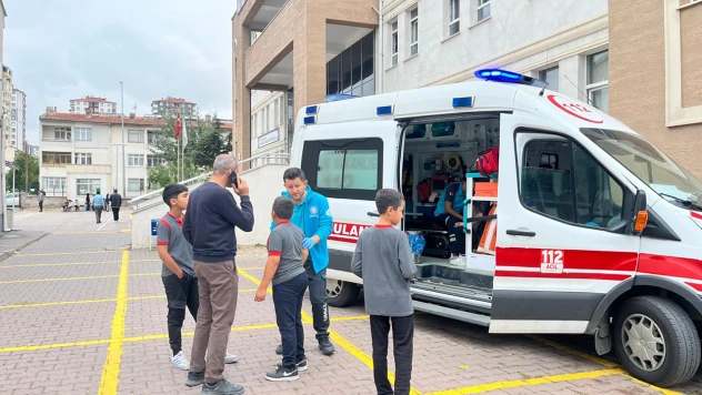 Yanlışlıkla çalınan yangın alarmında 14 öğrenci yaralandı