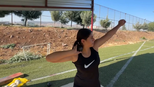 Yapamazsın diyenlere inat gülle atmada Türkiye şampiyonu oldu