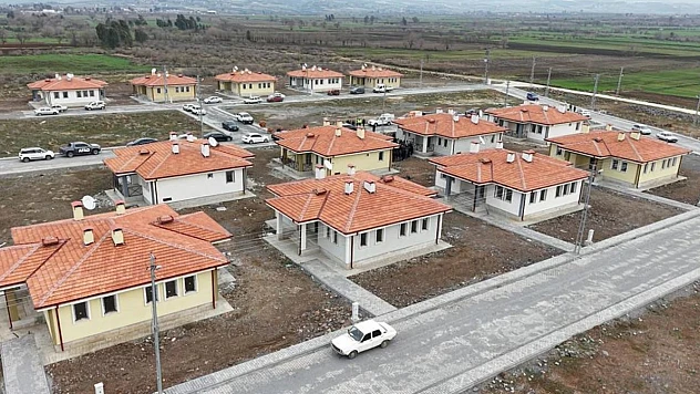 Yapımı tamamlanan 10 köy evi depremzedelere teslim edildi
