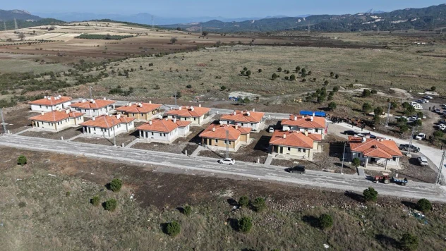 Yapımı tamamlanan 12 köy evi depremzedelere teslim edildi