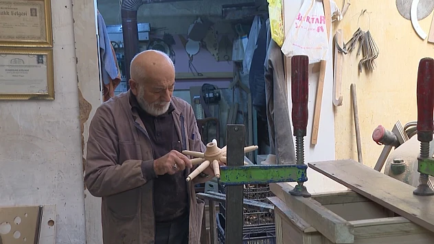 Yarım asırdan fazla süredir aynı tutkuyla ahşaba şekil veriyor