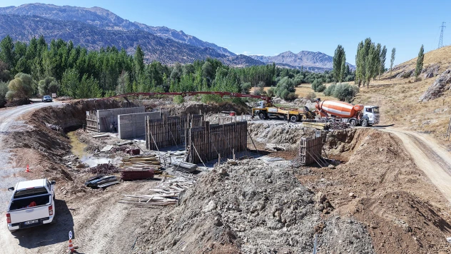 Yarım asırlık köprü yerini modern yapıya bırakıyor