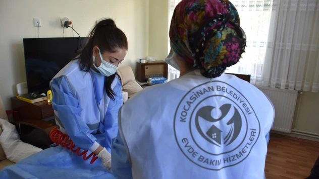 Yatağa bağımlı hastalara kişisel bakım hizmeti