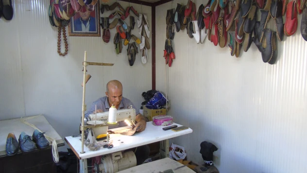 Yemeni ustası babasından öğrendiği mesleğini konteynerde sürdürüyor