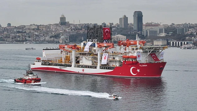 Yıldırım İstanbul Boğazı'ndan geçti