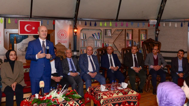 YÖK Başkanı Özvar, Kahramanmaraşlı öğrencilerle bir araya geldi