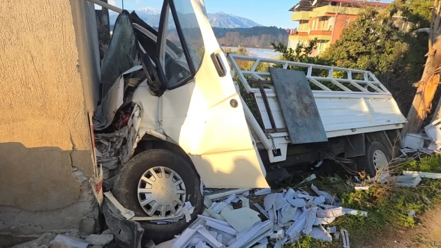 Yol kenarındaki eve çarpan kamyonetin sürücüsü öldü