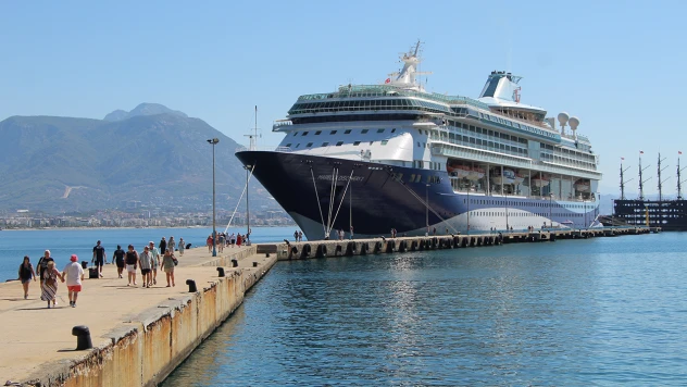 Yolcu gemisi Marella Discovery 2 Alanya Limanı'na demirledi