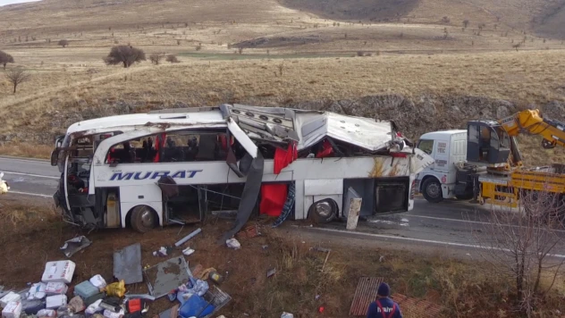 Yolcu otobüsü devrildi, 2 kişi öldü, 21 kişi yaralandı