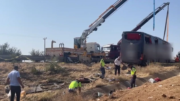 Yolcu otobüsü devrildi! Ortalık savaş alanına döndü