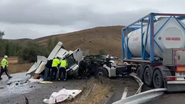 Yolcu otobüsü ile tırın çarpıştığı kazada 20 kişi yaralandı