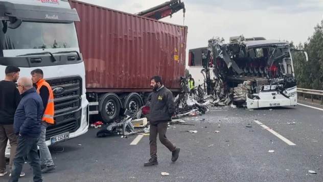 Yolcu otobüsü tıra çarptı! 7 ölü 11 yaralı