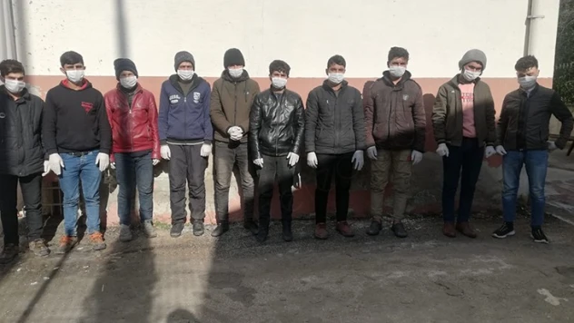 Yolcu otobüsünde 10 düzensiz göçmen yakalandı, şoför gözaltına alındı