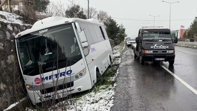Yolda bekleyenlere otobüs çarptı! 1 kişi öldü, 3 kişi yaralandı