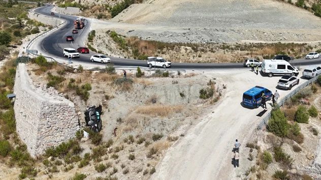 Yoldan çıkarak devrilen otomobildeki 1 kişi öldü, 1 kişi ağır yaralandı