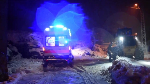 Yolu kardan kapanan köydeki hasta bebek için seferber oldular