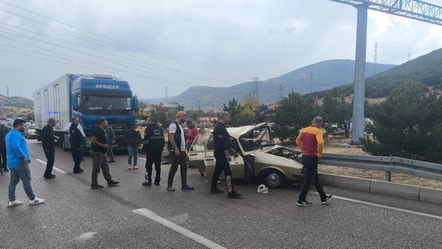 Zincirleme trafik kazasında 2 kişi öldü, 3 kişi yaralandı
