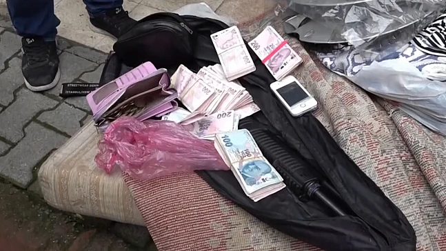 Çöp biriktirilen evden ruhsatsız silah ve 115 bin lira çıktı