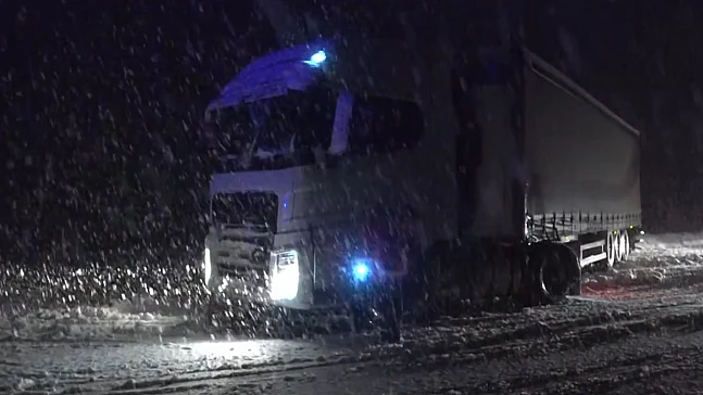 Kar nedeniyle mahsur kalanlar ekiplerce kurtarıldı