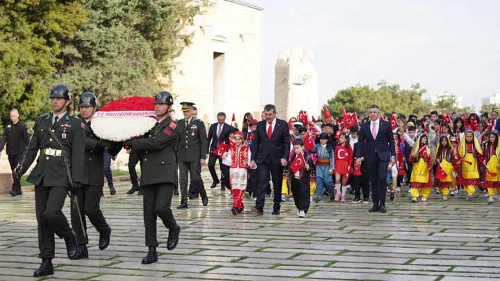 Çocuklar, Ata'sının huzurunda