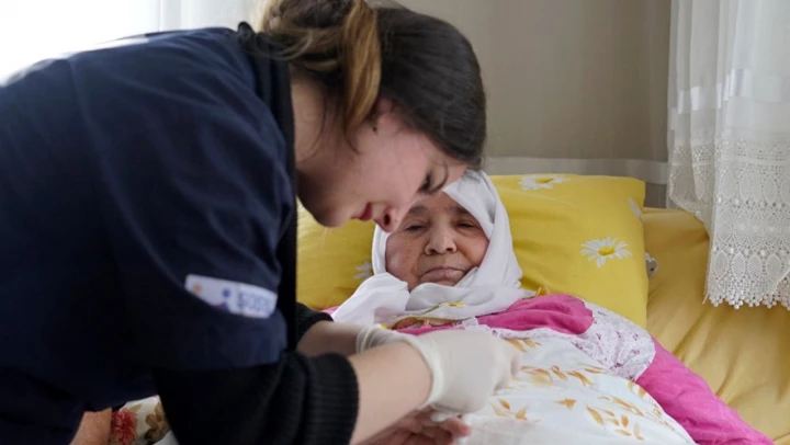 Evde bakım yardımı hesaplara yatırılmaya başlandı