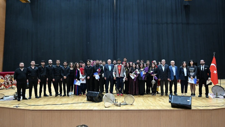 Ezgilerle anlatılan hikâyeler, gönüllere dokunan türkü gecesi