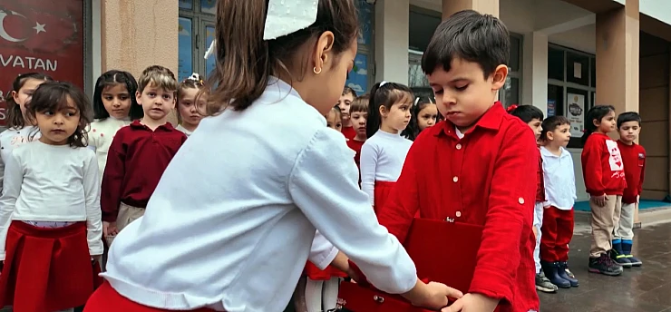 Bakan Tekin, anaokulu öğrencilerinin bayrak sevgisini paylaştı