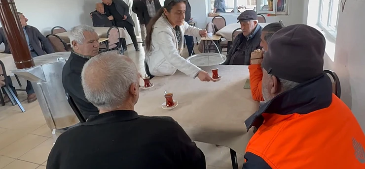 Çaylar, baba mesleğini yapan kız kardeşlerin elinde demleniyor