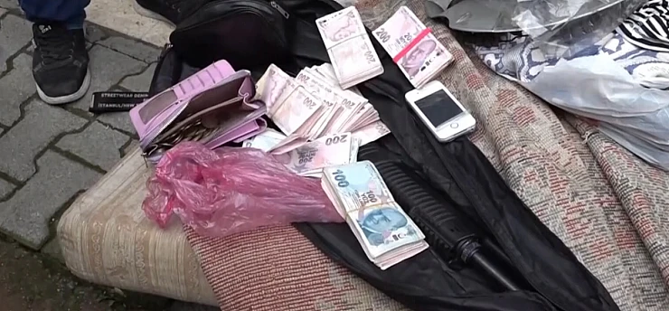 Çöp biriktirilen evden ruhsatsız silah ve 115 bin lira çıktı