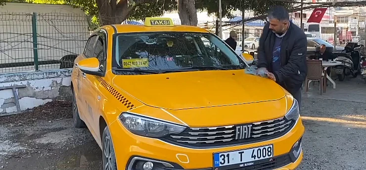 Depremde kaybettiği babasının taksisinde direksiyon sallıyor